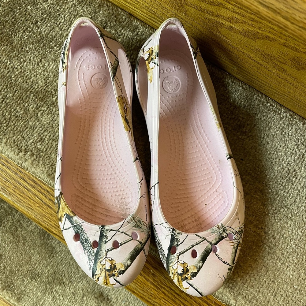 Women’s pink camo croc slip ons size 9